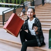 5 Fakta Kepribadian Orang yang Suka Belanja Sendirian