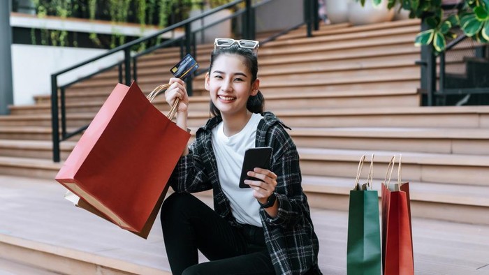 5 Fakta Kepribadian Orang yang Suka Belanja Sendirian