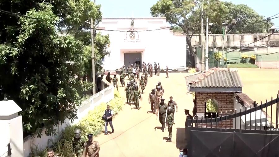 Sedikitnya 25 narapidana tewas dan sekitar 100 lainnya mengalami luka-luka akibat bentrok antar golongan penunggu penjara di Kota Negombo, Sri Lanka, Senin (6/7/2026).