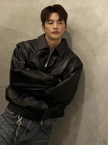 6 Potret Menawan Seo In Guk, Aktor Berbakat yang Mengawali Karier sebagai Penyanyi