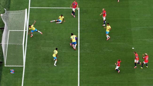Soccer Football - FIFA World Cup 2026 - Round of 16 - Brazil v Norway - New York New Jersey Stadium, East Rutherford, New Jersey, U.S. - July 5, 2026 Norway's Patrick Berg scores a goal that was later disallowed REUTERS/Mike Segar