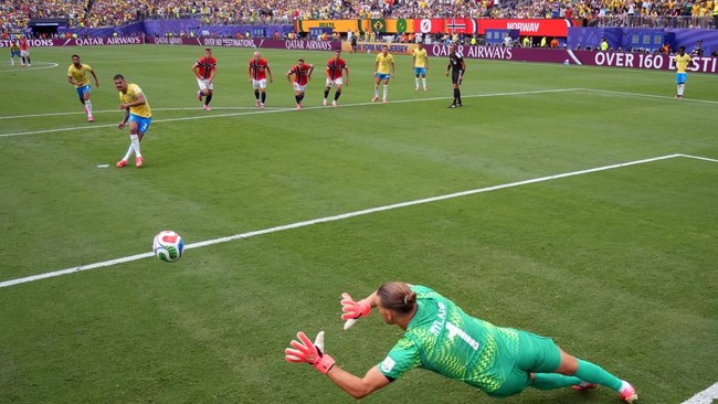 Soccer Football - FIFA World Cup 2026 - Round of 16 - Brazil v Norway - New York New Jersey Stadium, East Rutherford, New Jersey, U.S. - July 5, 2026 Norway's Orjan Nyland saves a penalty missed by Brazil's Bruno Guimaraes REUTERS/Omar Aziz