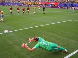 Soccer Football - FIFA World Cup 2026 - Round of 16 - Brazil v Norway - New York New Jersey Stadium, East Rutherford, New Jersey, U.S. - July 5, 2026 Norway's Orjan Nyland saves a penalty missed by Brazil's Bruno Guimaraes REUTERS/Omar Aziz