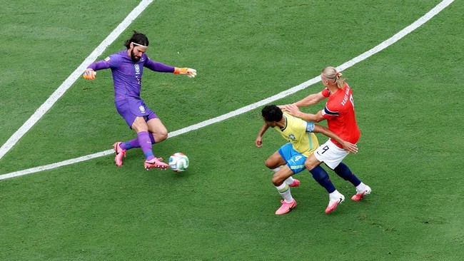 Soccer Football - FIFA World Cup 2026 - Round of 16 - Brazil v Norway - New York New Jersey Stadium, East Rutherford, New Jersey, U.S. - July 5, 2026 Brazil's Alisson Becker and Marquinhos in action with Norway's Erling Haaland REUTERS/John Sibley