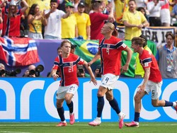 Soccer Football - FIFA World Cup 2026 - Round of 16 - Brazil v Norway - New York New Jersey Stadium, East Rutherford, New Jersey, U.S. - July 5, 2026 Norway's Erling Haaland celebrates scoring their first goal with David Moller Wolfe and Andreas Schj