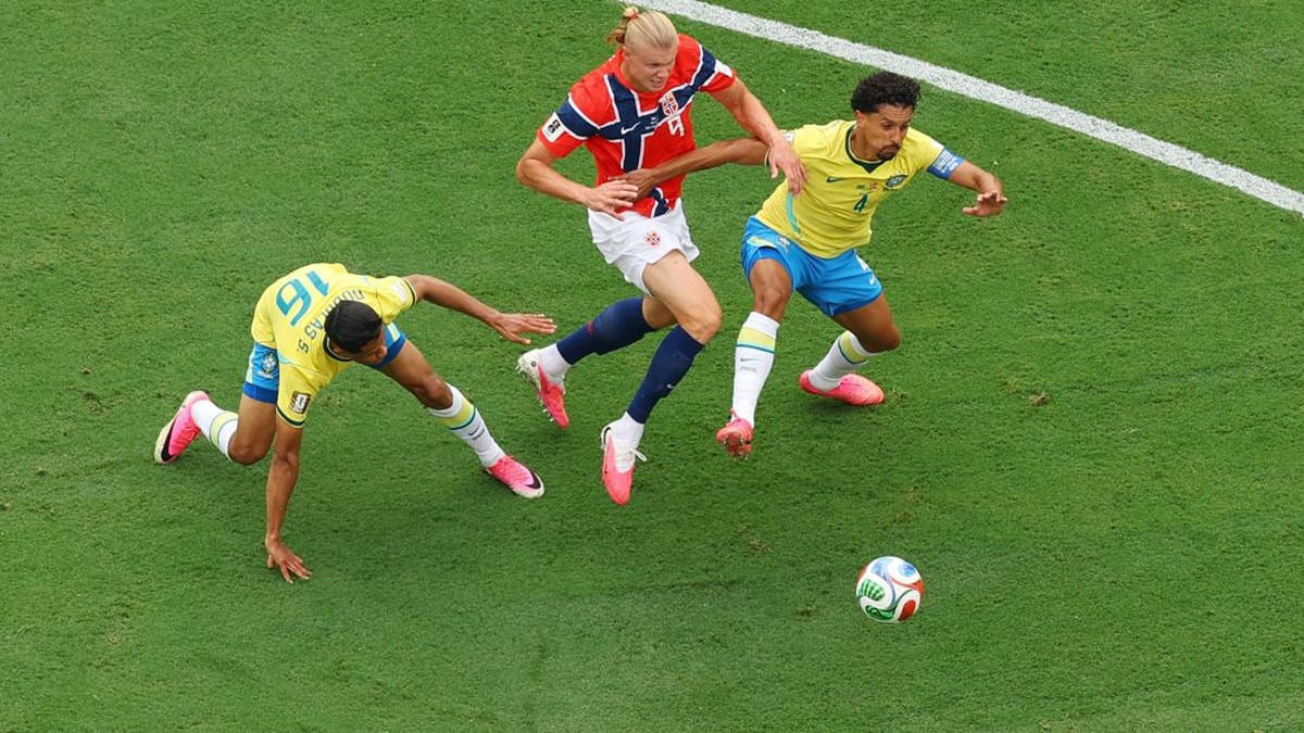 Soccer Football - FIFA World Cup 2026 - Round of 16 - Brazil v Norway - New York New Jersey Stadium, East Rutherford, New Jersey, U.S. - July 5, 2026 Norway's Erling Haaland in action with Brazil's Douglas Santos and Marquinhos REUTERS/Carlos Barria