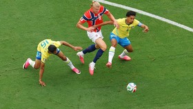Soccer Football - FIFA World Cup 2026 - Round of 16 - Brazil v Norway - New York New Jersey Stadium, East Rutherford, New Jersey, U.S. - July 5, 2026 Norway's Erling Haaland in action with Brazil's Douglas Santos and Marquinhos REUTERS/Carlos Barria