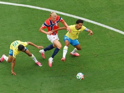 Soccer Football - FIFA World Cup 2026 - Round of 16 - Brazil v Norway - New York New Jersey Stadium, East Rutherford, New Jersey, U.S. - July 5, 2026 Norway's Erling Haaland in action with Brazil's Douglas Santos and Marquinhos REUTERS/Carlos Barria