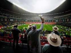 Soccer Football - FIFA World Cup 2026 - Round of 16 - Mexico v England - Estadio Azteca, Mexico City, Mexico - July 5, 2026 Mexico fans wear rain ponchos inside the stadium before the match after kick off has been delayed due to the weather REUTERS/D