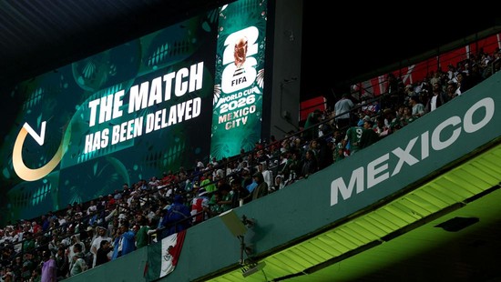 Soccer Football - FIFA World Cup 2026 - Round of 16 - Mexico v England - Estadio Azteca, Mexico City, Mexico - July 5, 2026 General view of the big screen inside the stadium displaying a message as the match is delayed REUTERS/Paul Childs