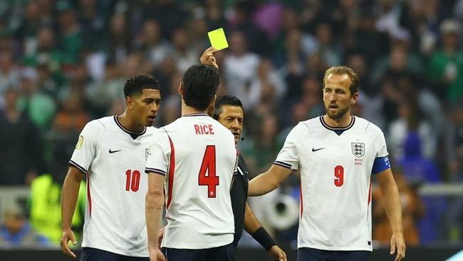 Soccer Football - FIFA World Cup 2026 - Round of 16 - Mexico v England - Estadio Azteca, Mexico City, Mexico - July 5, 2026 England's Declan Rice is shown a yellow card by referee REUTERS/Daniel Becerril