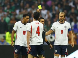 Soccer Football - FIFA World Cup 2026 - Round of 16 - Mexico v England - Estadio Azteca, Mexico City, Mexico - July 5, 2026 England's Declan Rice is shown a yellow card by referee REUTERS/Daniel Becerril