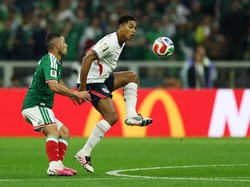 Soccer Football - FIFA World Cup 2026 - Round of 16 - Mexico v England - Estadio Azteca, Mexico City, Mexico - July 5, 2026 England's Jude Bellingham in action with Mexico's Erik Lira REUTERS/Paul Childs