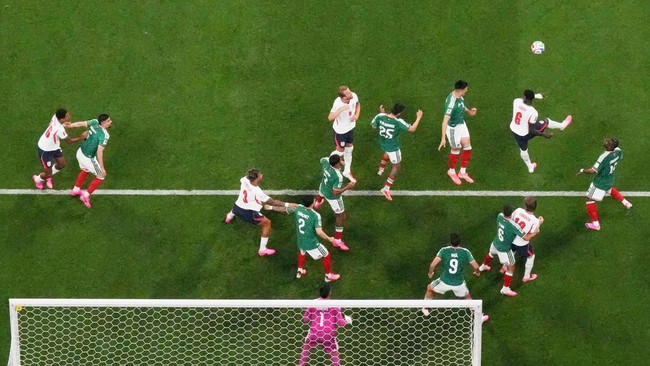 Soccer Football - FIFA World Cup 2026 - Round of 16 - Mexico v England - Estadio Azteca, Mexico City, Mexico - July 5, 2026 England's Marc Guehi in action with Mexico's Cesar Montes during a corner REUTERS/Eloisa Sanchez