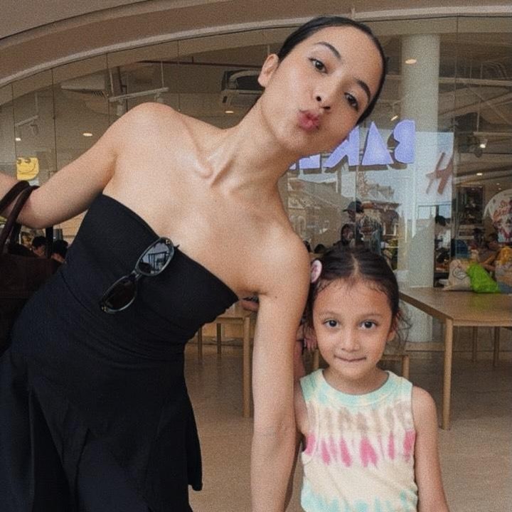 <p>Setiap kali potretnya dibagikan ke publik, Surinala selalu mencuri perhatian publik. Selain disebut mirip dengan sang Bunda, banyak netizen memuji paras Surinala yang manis dan cantik. "Suriii manis bnget, mukanya cantiikk pula," kata @tr***. "Nunit (Surinala) sudah besar, cantik sekali," ujar @ju***. (Foto: Instagram @chicco.jerikho/ @putmardisini)</p>