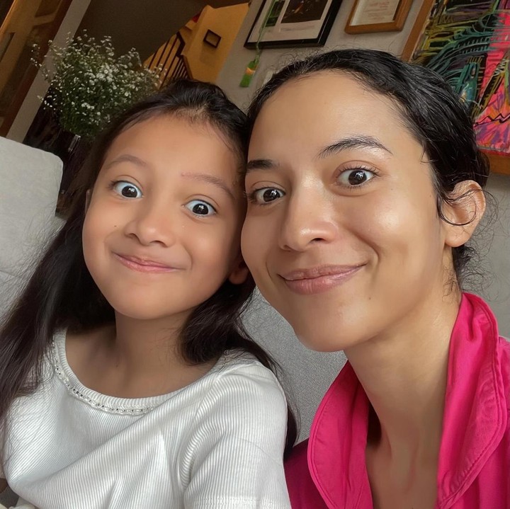 <p>Dalam satu potret, Putri terlihat menunjukkan kekompakan dengan Surinala. Keduanya kompak berpose memamerkan ekspresi senyum 'kaku' ke kamera. Banyak netizen berkomentar tentang kemiripan Surinala dengan sang ibunda. "Suri kembaran mama," tulis akun @bo***. "Kembaran mama nya," kata @mi***. "Surilana makin mirip Mba Putri," ungkap akun @im***. (Foto: Instagram @chicco.jerikho/ @putmardisini)</p>