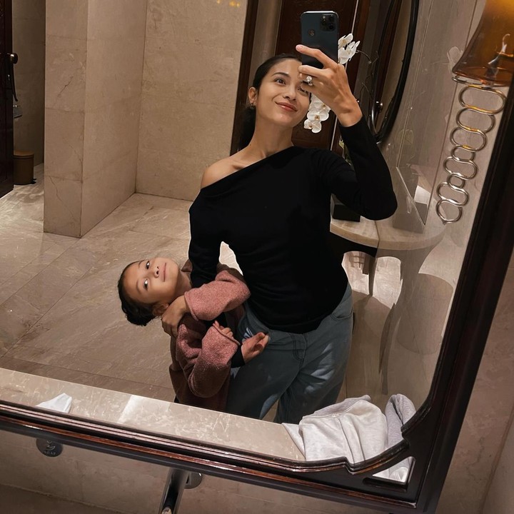 <p>Meski sering membagikan potret Surinala di media sosial, Putri Marino dan Chicco Jericho termasuk pasangan yang sangat menjaga privasi anak mereka. Mereka tidak mengekspos soal kehidupan sang putri, termasuk keseharian dan pendidikannya di sekolah. (Foto: Instagram @chicco.jerikho/ @putmardisini)</p>