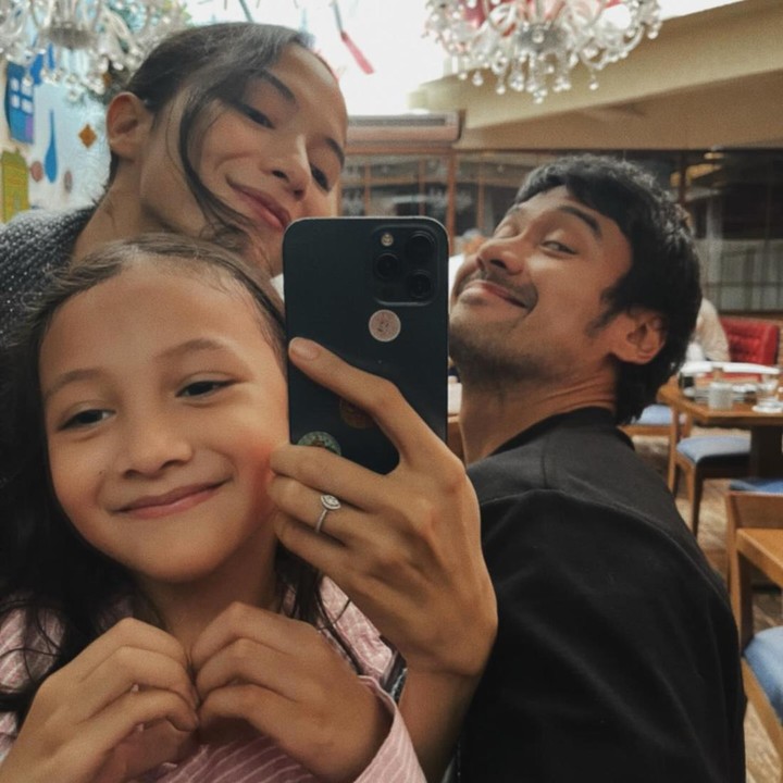 <p>Di waktu luang, Putri Marino dan Chicco Jericho sering menghabiskan waktu bersama putri semata wayang mereka. Pasangan ini sering <em>quality time</em> dengan liburan atau hanya sekedar kumpul bersama di rumah. (Foto: Instagram @chicco.jerikho/ @putmardisini)</p>