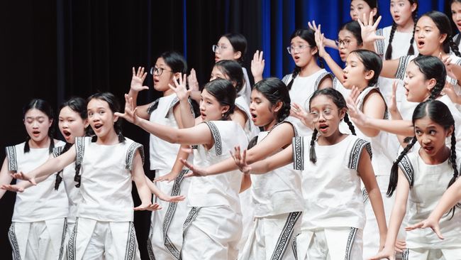 Paduan suara anak Indonesia, The Resonanz Children’s Choir (TRCC), dengan konduktor Avip Priatna, kembali mengharumkan nama Indonesia, kali ini pada ajang 30th Béla Bartók International Choir Competition, di kota Debrecen, Hungaria