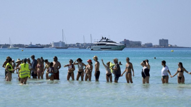 FOTO: Wali Kota Diusir Warga saat Protes Wisata Berlebih di Mallorca