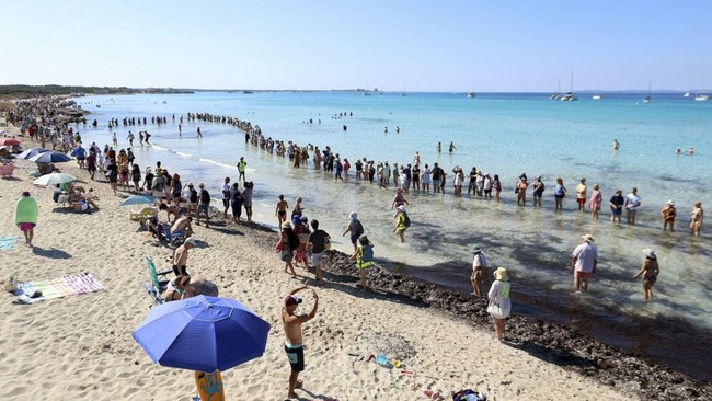 FOTO: Wali Kota Diusir Warga saat Protes Wisata Berlebih di Mallorca