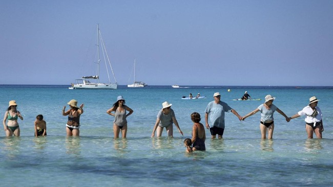 FOTO: Wali Kota Diusir Warga saat Protes Wisata Berlebih di Mallorca