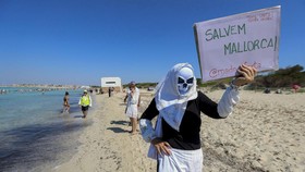 FOTO: Wali Kota Diusir Warga saat Protes Wisata Berlebih di Mallorca