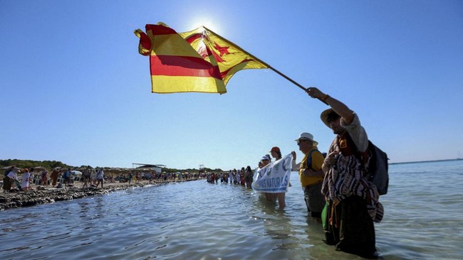 FOTO: Wali Kota Diusir Warga saat Protes Wisata Berlebih di Mallorca