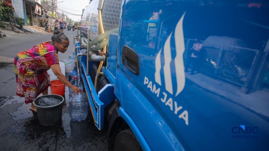 Warga mengambil air bersih dari mobil jasa support air bersih di Jalan H Mawar, Sunter Jaya, Tanjung Priok, Jakarta Utara, Senin (6/7/2026).