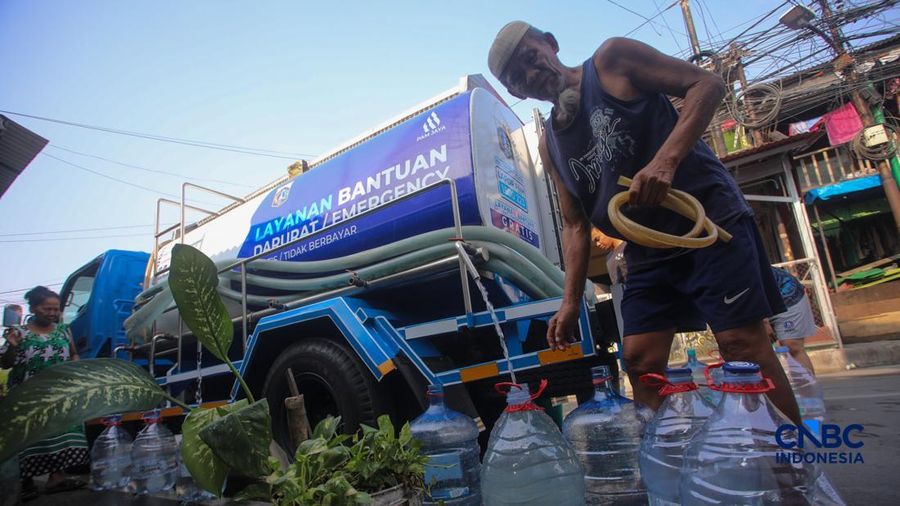 Warga mengambil air bersih dari mobil jasa support air bersih di Jalan H Mawar, Sunter Jaya, Tanjung Priok, Jakarta Utara, Senin (6/7/2026).