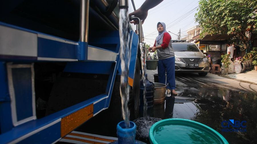 Warga mengambil air bersih dari mobil jasa support air bersih di Jalan H Mawar, Sunter Jaya, Tanjung Priok, Jakarta Utara, Senin (6/7/2026).