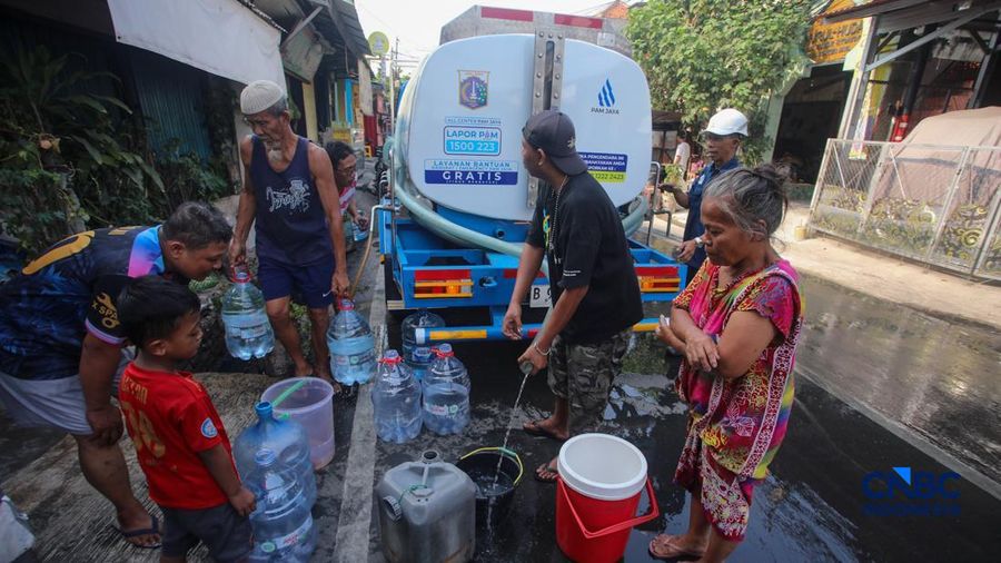 Warga mengambil air bersih dari mobil jasa support air bersih di Jalan H Mawar, Sunter Jaya, Tanjung Priok, Jakarta Utara, Senin (6/7/2026). (CNBC Indonesia/Faisal Rahman)