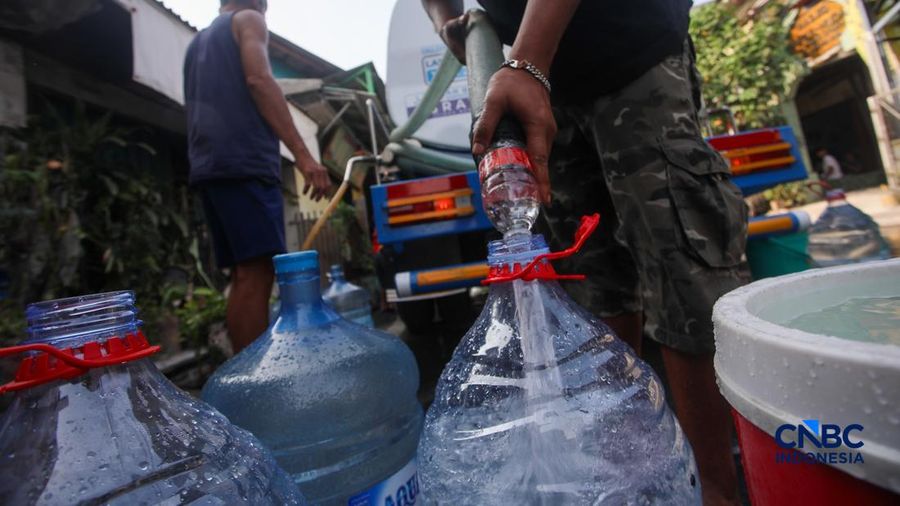 Warga mengambil air bersih dari mobil jasa support air bersih di Jalan H Mawar, Sunter Jaya, Tanjung Priok, Jakarta Utara, Senin (6/7/2026).