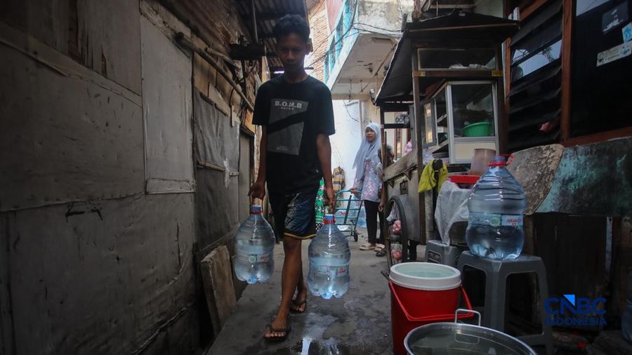 Warga mengambil air bersih dari mobil jasa support air bersih di Jalan H Mawar, Sunter Jaya, Tanjung Priok, Jakarta Utara, Senin (6/7/2026).