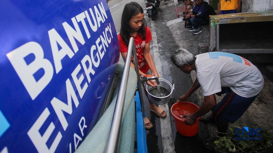 Warga mengambil air bersih dari mobil jasa support air bersih di Jalan H Mawar, Sunter Jaya, Tanjung Priok, Jakarta Utara, Senin (6/7/2026).