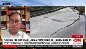 Jalan Cinta di bantaran Kali Pulogadung, Jakarta Timur, mengalami ambles sejak lima bulan lalu dan kini pergeserannya terus meluas ke arah kali. Sementara itu, di Jalan Inspeksi Kali Sunter, Rawa Badak Utara, Koja, Jakarta Utara, pohon-pohon dipenuhi