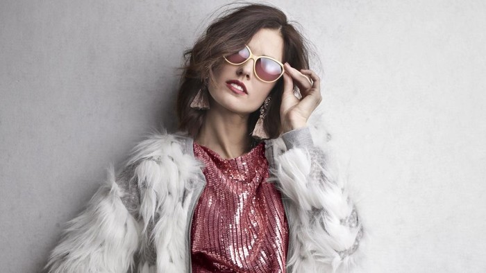 5 Ciri Kepribadian Orang yang Suka Gaya Glamor, Outfit 
