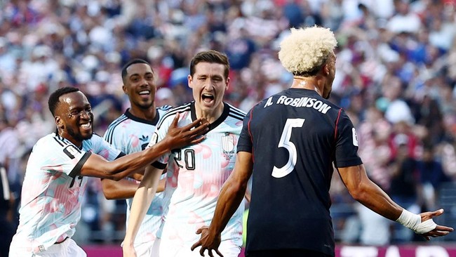 Soccer Football - FIFA World Cup 2026 - Round of 16 - United States v Belgium - Seattle Stadium, Seattle, Washington, U.S. - July 6, 2026 Belgium's Hans Vanaken celebrates scoring their third goal with Dodi Lukebakio and Youri Tielemans as Antonee Ro