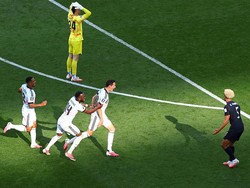 Soccer Football - FIFA World Cup 2026 - Round of 16 - United States v Belgium - Seattle Stadium, Seattle, Washington, U.S. - July 6, 2026 Belgium's Hans Vanaken celebrates scoring their third goal with Dodi Lukebakio and Youri Tielemans as Matt Frees