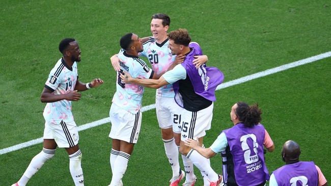 Soccer Football - FIFA World Cup 2026 - Round of 16 - United States v Belgium - Seattle Stadium, Seattle, Washington, U.S. - July 6, 2026 Belgium's Hans Vanaken celebrates scoring their third goal with teammates REUTERS/Agustin Marcarian