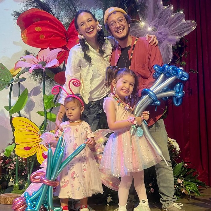 <p>Artis Nadine Chandrawinata memiliki dua anak perempuan dari pernikahannya dengan aktor Dimas Anggara. Anak pertama mereka, Nadi Djiwa Anggara, lahir pada 22 Februari 2022. Anak kedua padangan ini, Nadi Djala Anggara, lahir pada 1 Oktober 2023. (Foto: Instagram @nadinelist)</p>