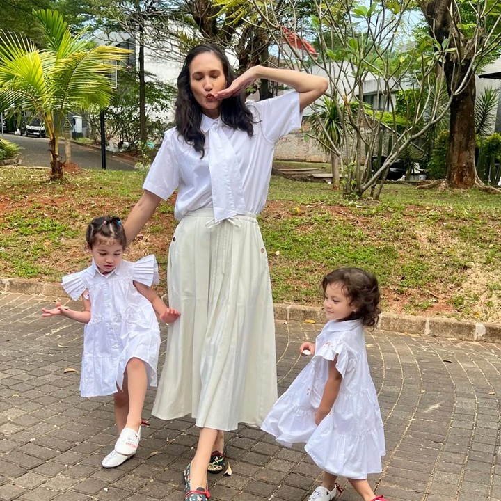 <p>Selain punya hobi yang sama, Djiwa dan Djalu juga sering mengenakan pakaian kembar. Tak hanya pakaian casual, kedua putri Nadine ini juga sering mengenakan pakaian kompak dengan sang Bunda. (Foto: Instagram @nadinelist)</p>