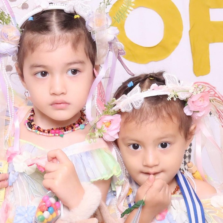 <p>Dalam keseharian, Djiwa dan Djala juga dikenal sebagai anak yang kreatif dan ekspresif. Nadine sempat mengunggah video saat kedua putrinya membuat prakarya dan padu padan aksesoris dengan pakaian. (Foto: Instagram @nadinelist)</p>