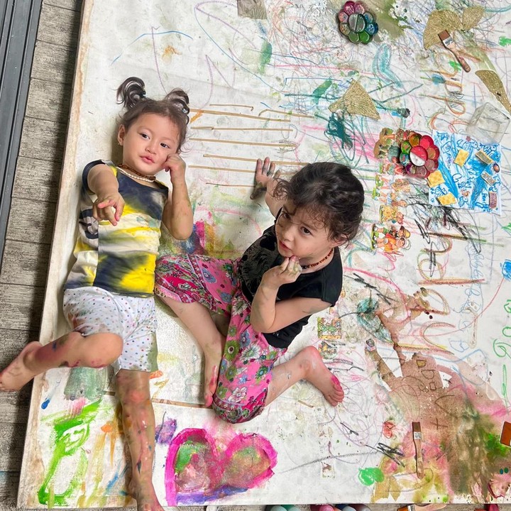 <p>Nadine dan suami tampaknya membebaskan kedua anaknya untuk berkreasi. Beberapa waktu lalu, pasangan ini sempat memperkenalkan aktivitas melukis pada Djiwa dan Djala. Keduanya terlihat begitu bahagia saat melukis di kanvas putih. "<em>Art chaos</em>," tulis Nadine dalam unggahan di Instagram. (Foto: Instagram @nadinelist)</p>