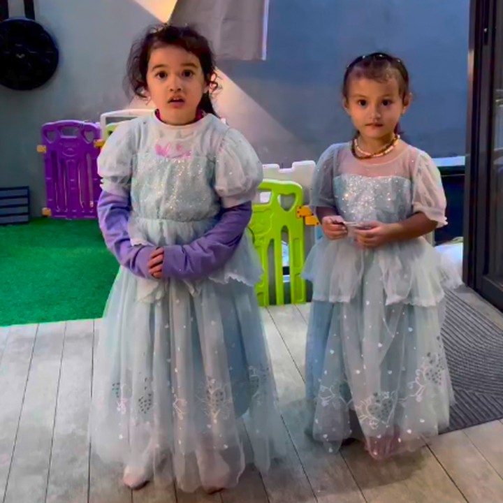 <p>Usia Djiwa dan Djala yang terpaut satu tahun membuat keduanya begitu akrab dan kompak. Kedua anak Nadine ini sering bermain dan melakukan hobi yang sama. Baru-baru ini, keduanya menunjukkan minat terhadap segala sesuatu yang berkaitan dengan '<em>princess</em>'. Nadine sempat mengabadikan momen saat kedua anaknya mengenakan baju '<em>princess</em>' dan menggunakan rambut panjang palsu. (Foto: Instagram @nadinelist)</p>