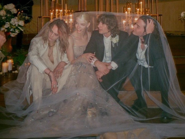 Anya Taylor-Joy memilih gaun Christian Dior dengan bordir bunga dan burung yang menggambarkan kisah cintanya saat menikah dengan Malcolm McRae/Foto: instagram.com/anyataylorjoy