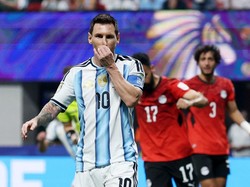 Soccer Football - FIFA World Cup 2026 - Round of 16 - Argentina v Egypt - Atlanta Stadium, Atlanta, Georgia, U.S. - July 7, 2026 Argentina's Lionel Messi reacts after missing a penalty saved by Egypt's Mostafa Shoubir REUTERS/Paul Childs