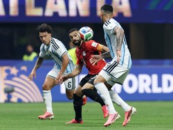 Soccer Football - FIFA World Cup 2026 - Round of 16 - Argentina v Egypt - Atlanta Stadium, Atlanta, Georgia, U.S. - July 7, 2026 Egypt's Mohamed Salah in action with Argentina's Nicolas Tagliafico REUTERS/Amanda Perobelli