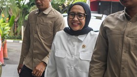 Kepala Badan Gizi Nasional (BGN) Nanik Sudaryati Deyang (tengah) berjalan saat tiba untuk melakukan audiensi di Gedung Merah Putih KPK, Jakarta, Selasa (7/7/2026). KPK menerima audiensi Badan Gizi Nasional yang membahas pengawasan dan pencegahan koru