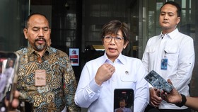 Wakil Kepala Badan Gizi Nasional Agustina Arumsari (tengah) dan Deputi Bidang Pencegahan dan Monitoring KPK Aminudin (kiri) menyampaikan keterangan usai melakukan audiensi di Gedung Merah Putih KPK, Jakarta, Selasa (7/7/2026). KPK menerima audiensi B